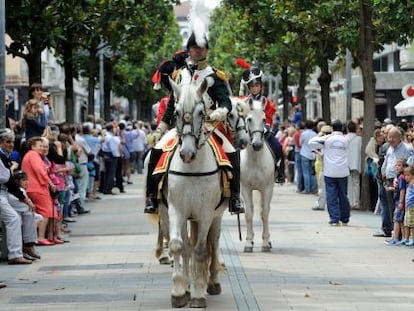 El desfile de tropas que recrea la batalla de Vitoria recorre este sábado las calles de la capital alavesa. 