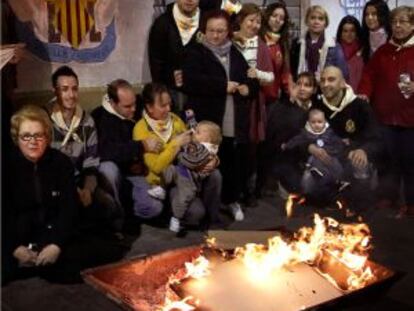 La comisión de la falla Guillem Sorolla-Recaredo junto a un fuego en sus últimos días.