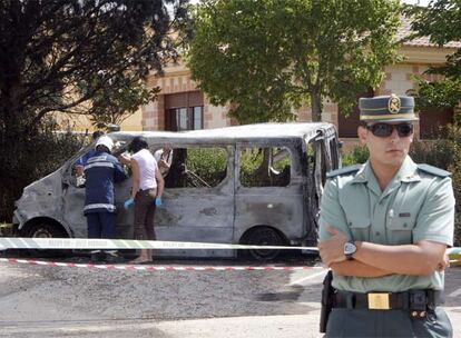 Varios especialistas inspeccionan la furgoneta en la que murieron quemados los dos niños.