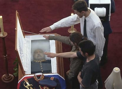 Un grupo de jóvenes simpatizantes hace el saludo fascista frente al ataúd del ex dictador chileno Augusto Pinochet Ugarte, mientras es velado en la Escuela Militar del Libertador Bernardo O&#39;Higgins.