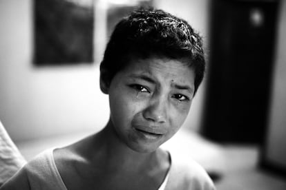 La joven Belén Barahona solloza cuando recuerda su situación. Se ha cortado el pelo para pasar por varón y no tener más problemas añadidos a la violencia y dureza de la vida en la calle.