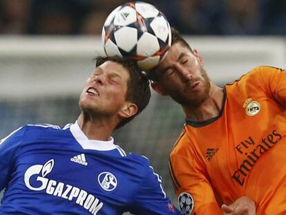 Huntelaar y Ramos disputan un balón en la ida