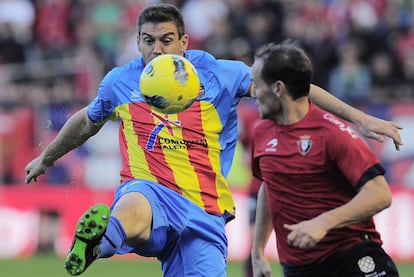 Ballesteros intenta controlar el balón ante Nino.