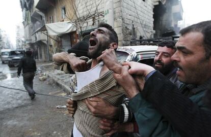 Un padre reacciona después de la muerte de dos de sus hijos. Los activistas dijeron que fueron asesinados por los bombardeos de las fuerzas leales al presidente de Siria, Bashar al-Assad, en el área de al-Ansari en Alepo. Imagen de archivo del 3 de Enero del 2013.