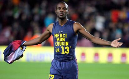 Eric Abidal muestra una camiseta de agradecimiento a su primo, donante en su trasplante, tras un partido de liga en 2013.