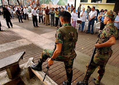 Dos soldados venezolanos montan guardia ante un colegio electoral en Caracas.