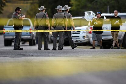 Voluntarios distribuyen agua a los agentes de policía en Sutherland Springs, Texas.