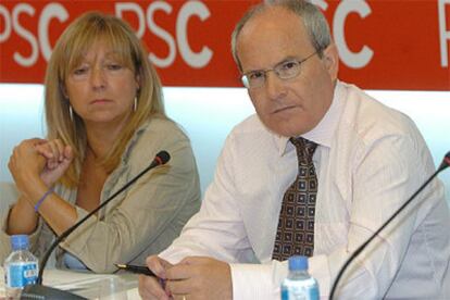 José Montilla, junto a la vicepresidenta del PSC, Manuela de Madre, durante la reunión de hoy de su partido.