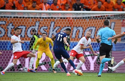 Cody Gakpo marca el tanto del empate para Países Bajos ante Polonia.