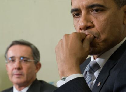 Barack Obama, durante la entrevista con el presidente de Colombia, Álvaro Uribe, en el Despacho Oval de la Casa Blanca.