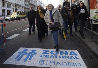 La exalcaldesa de Madrid Manuela Carmena camina por la zona peatonal de Gran Vía instalada por las restricciones al tráfico en la Navidad de 2016.