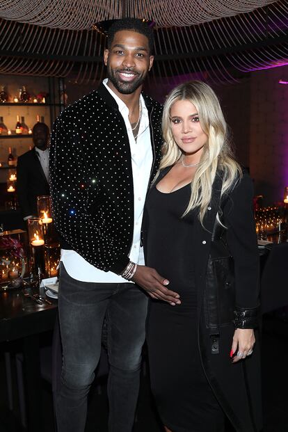 Pívot: Tristan Thompson

Tras Lamar Odom y James Harden, Khloé continuó pescando en el roster NBA para encontrar de nuevo el amor. En este caso, tampoco con demasiada suerte. Días antes de dar a luz a su hija True, la filtración de una grabación de una discoteca desveló la infidelidad del pívot de los Cleveland Cavaliers con otras dos mujeres. Pese al escándalo y a los abucheos de la grada que han condenado el comportamiento del jugador en varios partidos, en los últimos días se ha confirmado su reconciliación.