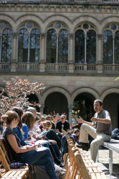 Clase realizada el jueves en el patrio interior de d ela Universidad de Barcelona.