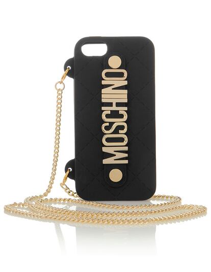 Moschino también apuesta por las fundas con cadena (115 euros).