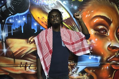 Djae Aroni, abogado y guitarrista afropunk keniano.