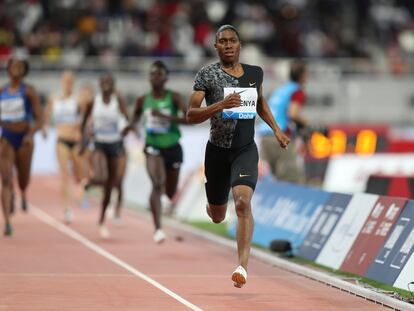 La atleta sudafricana Caster Semenya corre la prueba de 800 metros en la Diamond League, en Doha en mayo de 2019.