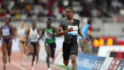 La atleta sudafricana Caster Semenya corre la prueba de 800 metros en la Diamond League, en Doha en mayo de 2019.