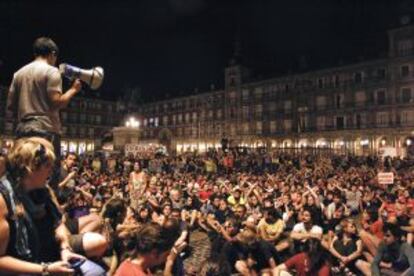 Asamblea de los indignados el miércoles de madrugada en la Plaza Mayor de Madrid.