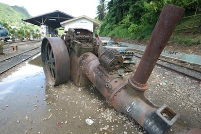 Holanda explotó la riqueza mineral de la región indonesia de Ombilin desde finales del siglo XIX hasta principios del XX, empleando a la sacrificada población local y a reos condenados a trabajos forzados. Estas explotaciones mineras, de gran aportación (no obstante) al desarrollo de la región y del país, fueron concebidas desde su origen como un proyecto integral para extraer carbón a grandes profundidades para su posterior comercialización al resto del mundo.