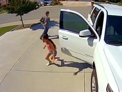 Captura de una cámara de seguridad en la que se ve a una niña asustando a un ladrón en Bakersfield, California.