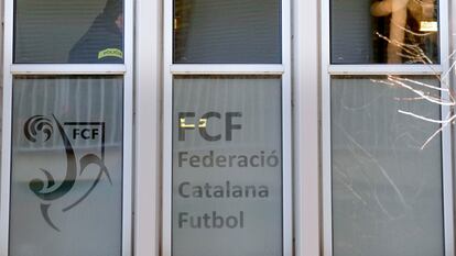 Los Mossos d'Esquadra regustran la sede de la Federación Catalana de Fútbol (FCF), en Barcelona.