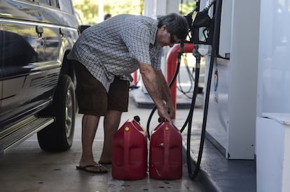 Edgardo Colon compra combustible para su generador eléctrico, en San Juan.