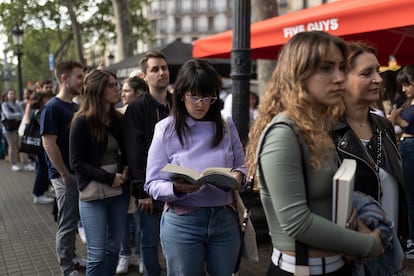 Varias personas hacen cola para la firma de libros del escritor Javier Castillo. 