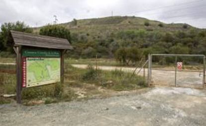 Vista de uno de los accesos a la mina de Aznalcóllar (Sevilla), cuyo debate sobre su reapertura marca el decimosexto aniversario del accidente acaecido el 25 de abril de 1998, cuando la rotura de la balsa de residuos de metales pesados de estas instalaciones causó el mayor desastre ecológico conocido en Andalucía.