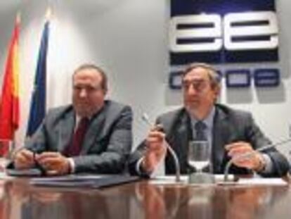 De izda. a dcha., el presidente de Cepyme, Jesús Terciado; Juan Rosell, presidente de CEOE, y el secretario general de CEOE, José María Lacasa.