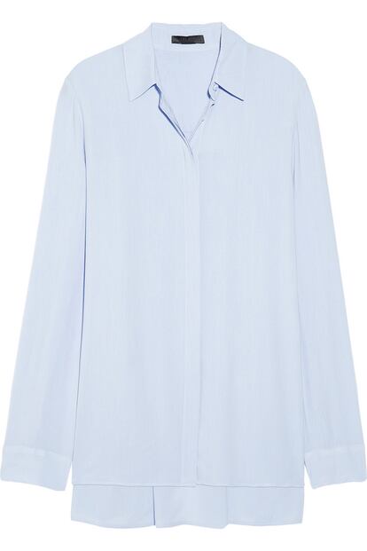 Si te encanta aportar un toque elegante a un look más informal, hazte con esta camisa azul cielo de The Row (615 euros).