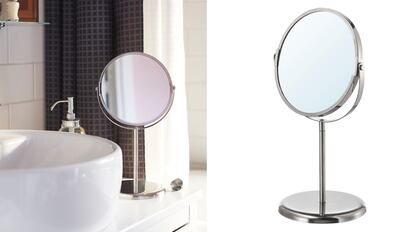 Por un lado, este espejo refleja la imagen normal y, por el otro, la aumenta más del doble para ver en detalle.