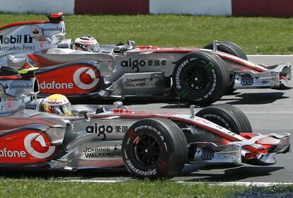 Alonso (en segundo término) y Hamilton, después de la salida del GP de Canadá.