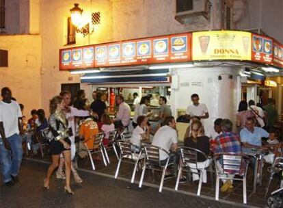 Sheesh, <i>döner kebab</i> a pie de calle en Puerto Banús (Marbella).