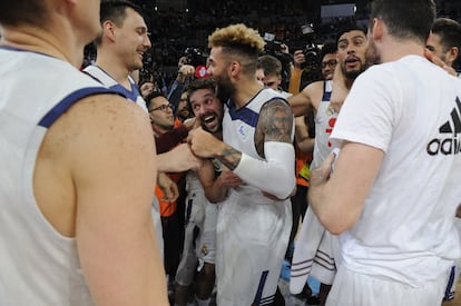 Los jugadores del Real Madrid festejan la victoria.