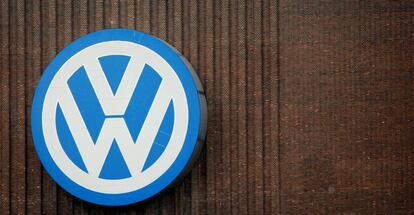 El logo de Volkswagen a la planta de Wolsburg, Alemanya.