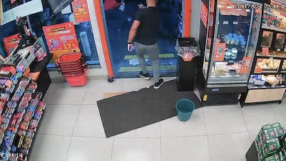 Un polica abre fuego contra un hombre tras ser sorprendido robando productos de limpieza en una tienda de S?o Paulo, en noviembre pasado. 