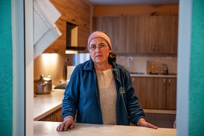 Aurelia Istratii es una mujer moldava del distrito de Stefan Voda. Ha estado viviendo durante los últimos seis años con su esposo en Palanca, trabajando para un centro que apoya a niños y niñas de familias moldavas vulnerables, dándoles comidas calientes y un espacio para hacer sus deberes. Cuando comenzó la guerra en Ucrania el 24 de febrero de 2022, el centro se convirtió en un refugio y un lugar para obtener comidas calientes para los más o menos 2.000 refugiados ucranios que cruzaban la frontera a través de Palanca todos los días. Aurelia comparte que no dudó ni un solo momento en apoyar a todas las personas necesitadas: sintió su dolor y trabajó muy duro todos los días, cocinando para proporcionarles comidas calientes. Durante el pico más alto de afluencia, Aurelia apenas dormía tres horas cada noche y trabajaba sin cesar para cocinar y apoyar a las refugiadas, principalmente mujeres con sus hijos e hijas, así como personas ancianas. Aurelia incluso cruzó la frontera y entró en Ucrania con otras colegas para proporcionar alimentos a miles de familias que esperaban en cola durante días para cruzar a Moldavia. "Estaban muy confundidos, no sabían nada sobre su futuro. Necesitaban comida, agua y refugio. Fue muy duro y muchos se estaban congelando".