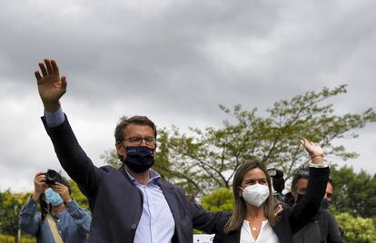 Feijóo, junto a la presidenta del comité organizador del próximo congreso del PP gallego, Pepa Pardo, este martes.