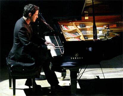 Alejandro Sanz, al piano, durante la gala de los Premios Grammy, en Los Ángeles. PLANO ENTERO - ESCENA