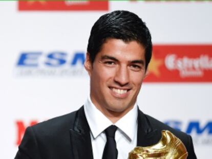 Luis Su&aacute;rez posa con la Bota de Oro del &uacute;ltimo curso.