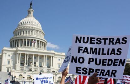 Muchos de los asistentes lo hicieron en representación de familiares indocumentados que viven bajo el temor de la deportación.