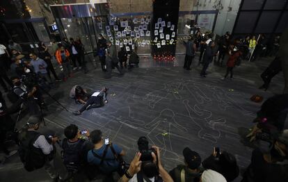 Dos días después del asesinato de Román, un grupo de comunicadores clausuró simbólicamente la sede de la Fiscalía General de la República en protesta por los colegas asesinados. En la imagen, dos periodistas trazan siluetas en el piso, representando a sus colegas asesinados.