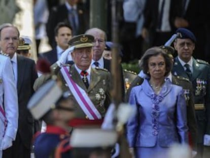 O Príncipe de Astúrias e o Rei durante um desfile.