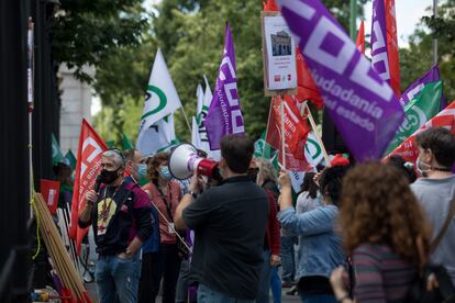 El secretario general de CCOO en la Biblioteca Nacional, micrófono en mano, durante la concentración de este lunes. 