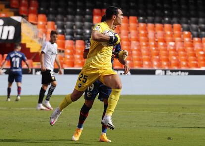 El portero de la SD Huesca Andrés Fernández en un encuentro de esta temporada contra el Valencia CF.