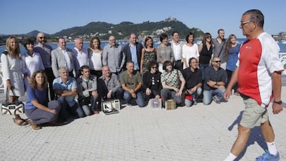 El director del certamen, José Luis Rebordino, junto  a la consejera de Educación, Cristina Uriarte, y varios cineastas y productores