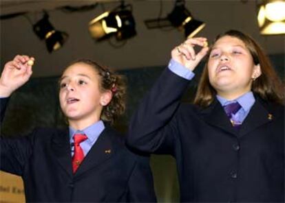 10.27 horas. 3. Las alumnas del colegio San Ildefonso Leidi Lodoño (derecha) y Selene Martínez cantan el 'Gordo' del sorteo, que este año recae en el número 8.103. La mitad del premio viaja a Calahorra y el resto se reparte entre Alcantarilla (Murcia), Elda (Alicante), Teruel, Madrid, El Ejido (Almería), Granada y Lucena (Córdoba). (EFE)