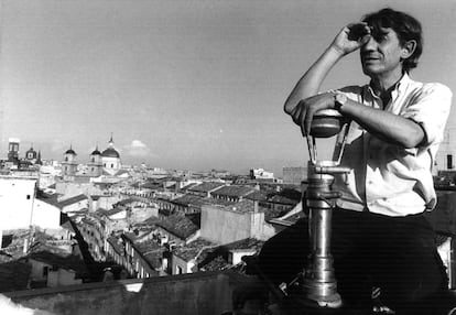 Martín Patino, en una azotea con vistas de los tejados del centro de Madrid, el 8 de octubre de 1986. De personalidad tímida y sosegada, que escondía una forma de hacer cine alejada de los convencionalismos.