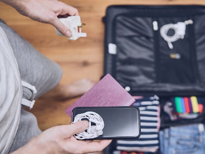 Un adaptador de enchufes es algo que no puede faltar en la maleta cuando se viaja al extranjero. GETTY IMAGES