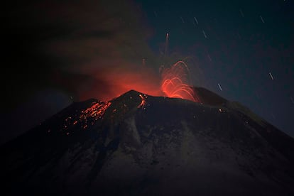 El volcán Popocatépetl puso en alerta a los mexicanos luego de que en las últimas semanas mostrara su furia con explosiones y exhalaciones. Los aeropuertos cerraron, las calles de Puebla y el Estado de México se llenaron de ceniza y numerosos centros educativos han tenido que regresar a las clases a distancia. En la imagen, una erupción del Popocatépetl, el pasado 25 de mayo.